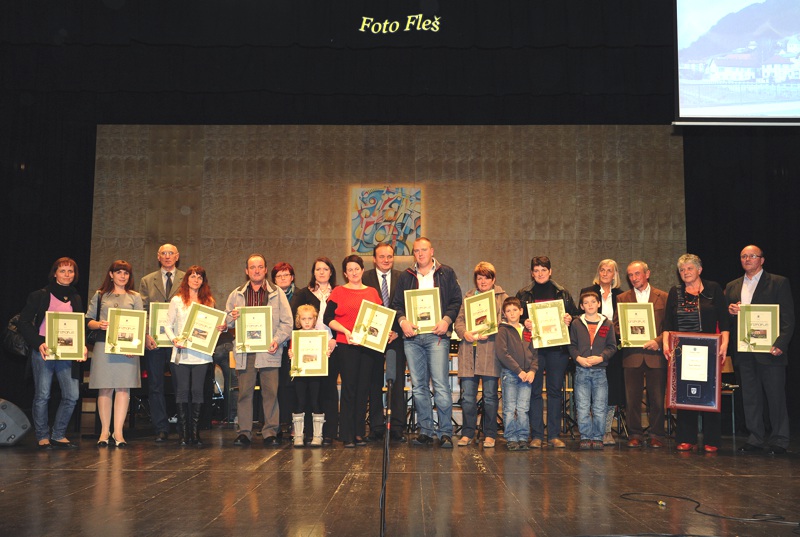 Župan z nagrajenci najlepše urejenih zaselkov in ulic, hiš, kmetij, javnih objektov in podjetij